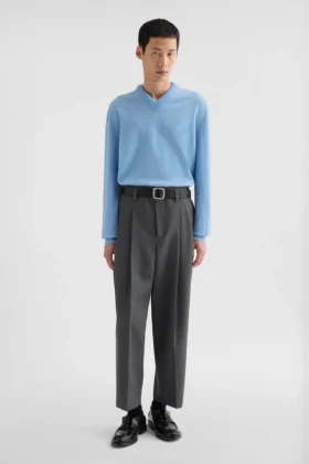 Maglione leggero in lana con scollo a V
