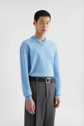 Maglione leggero in lana con scollo a V