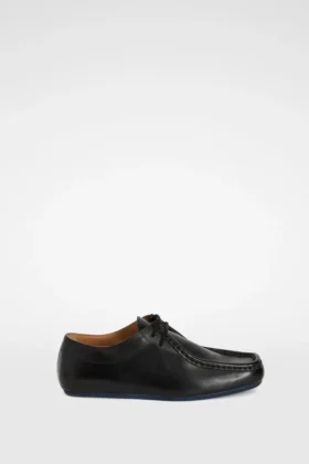 Scarpa con cappuccio e lacci