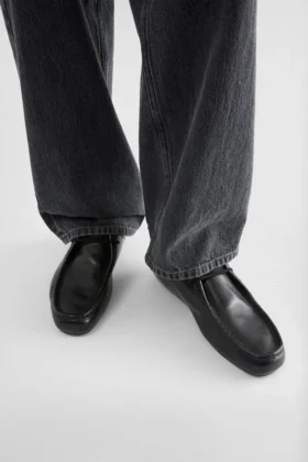 Scarpa con cappuccio e lacci